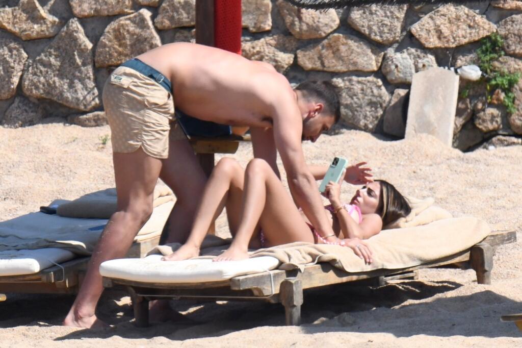 Donnarumma si užíva na dovolenke na Sardínii, spoločnosť mu robí sexi priateľka Alessia.