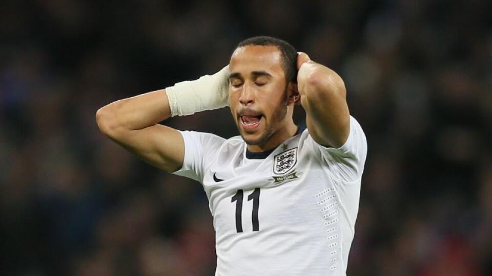 Reprezentant Albionu Andros Townsend sa drží za hlavu. Ako keby tušil, že Anglicko dostane na MS náročných súperov.