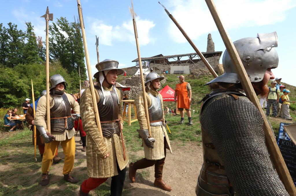 Pustý hrad nad Zvolenom zažil stredovekú kráľovskú svadbu s kráľovským sprievodom. Vydávala sa Konštancia, dcéra uhorského kráľa Belu IV. Podujatie oživil historický stanový tábor, ukážky dobového života, dobýjanie hradných múrov, šermiarske súboje, lukostrelecký tábor, sokoliari, remeselníci dobová hudba. Podujatie je pripomienkou kráľovskej svadby, ktorá sa na tomto mieste skutočne odohrala. Na snímke kráľovská svadba na Pustom hrade nad Zvolenom v sobotu 27. augusta 2022. FOTO TASR - Ján Kroš