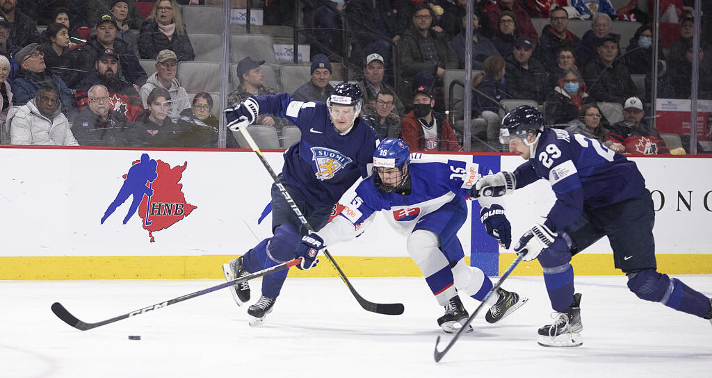 WA 37 Moncton - Slovenský hokejista Dalibor Dvorský (uprostred) a hráči Fínska Otto Salin (vľavo) a Niko Huuhtanen bojujú o puk v zápase základnej B-skupiny Fínsko - Slovensko na MS hráčov do 20 rokov v kanadskom Monctone v utorok 27. decembra 2022. FOTO TASR/AP
Slovakia's Dilibor Dvorsky reaches for the puck as Finland's Otto Salin and Niko Huuhtanen defend during first period IIHF World Junior Hockey Championship hockey game in Moncton, N.B., on Tuesday, Dec. 27, 2022. (Ron Ward /The Canadia