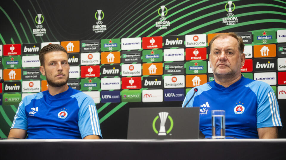 Na snímke zľava rakúsky obranca ŠK Slovan Bratislava Kevin Wimmer a tréner ŠK Slovan Bratislava Vladimír Weiss st. počas tlačovej konferencie pred štvrtkovým zápasom Európskej konferenčnej ligy (EKL) vo futbale ŠK Slovan Bratislava - KÍ Klaksvík v stredu 20. septembra 2023 v Bratislave. FOTO TASR - Jakub Kotian