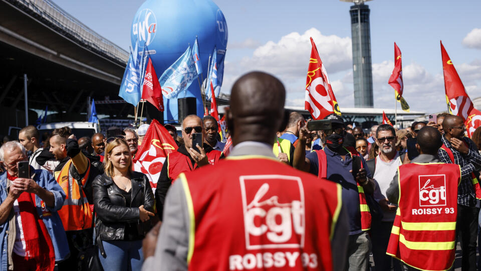 JB 20 Paríž - Francúzski odborári štrajkujú pred terminálom na letisku Roissy - Charles de Gaulle, severne od Paríža 1. júla 2022. Viaceré lety dnes zrušili pre štrajk francúzskych odborov na letisku v Paríži ako aj na ďalších francúzskych letiskách. Protestujúci odporári žiadajú zvýšenie platov v súvislosti so zrýchlením inflácie. FOTO TASR/AP
Unionists strikers demonstrate outside a terminal Friday, July 1, 2022 at Roissy airport, north of Paris. Flights from Roissy-Charles de Gaulle airport
