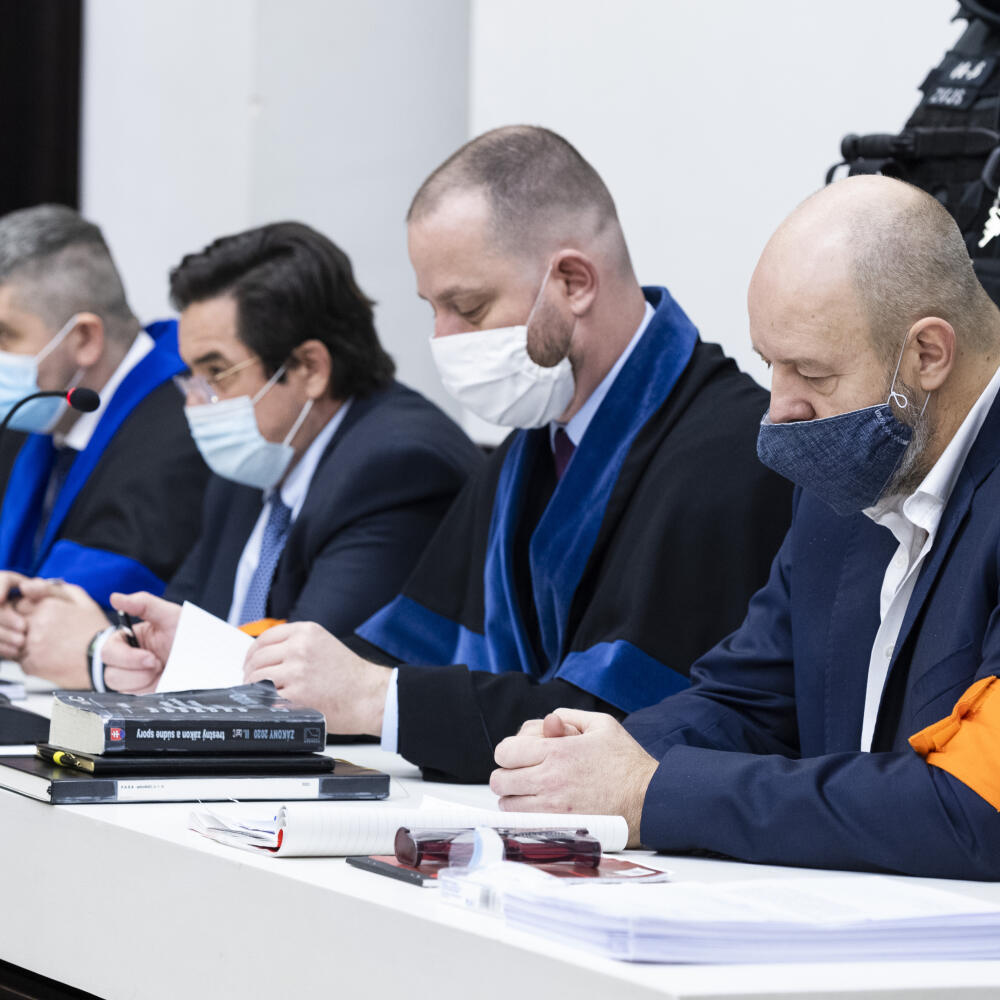 Marian Kočner (v strede) a Pavol Rusko (vpravo) počas rozhodnutia Najvyššieho súdu v kauze zmenky.
