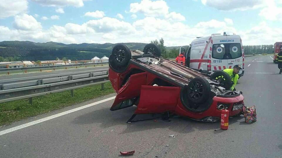 Po nehode troch vozidiel na diaľnici zostalo auto prevrátené na strechu