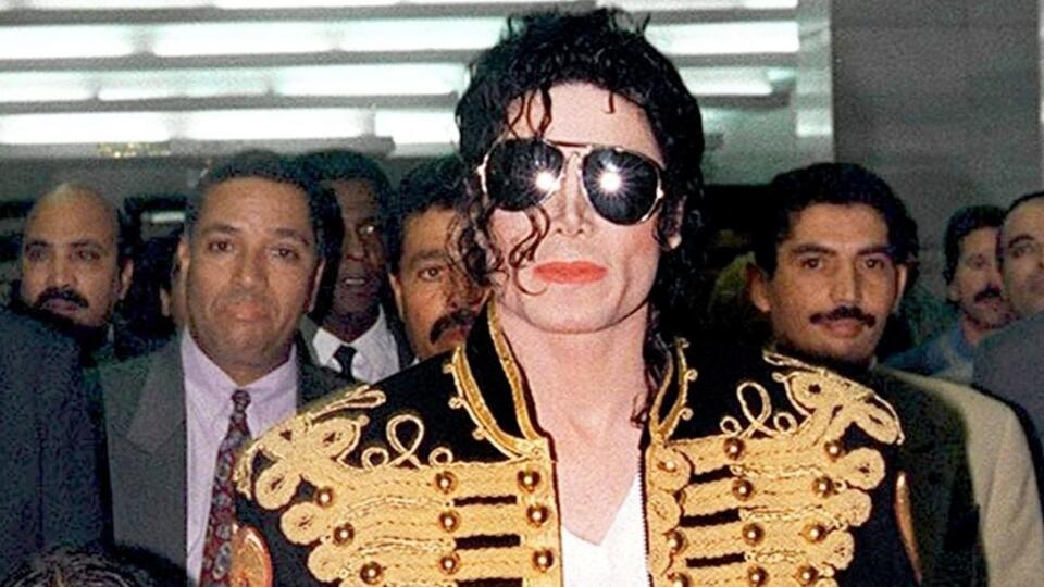 Michael Jackson si dal operovať na tvári asi všetko.  Podľa odborníkov absolvoval vyše 50 plastických operácií  od nosa cez uši, pleť a temeno  až po jamku na brade – aby  vyzeral ako skutočný chlap.  