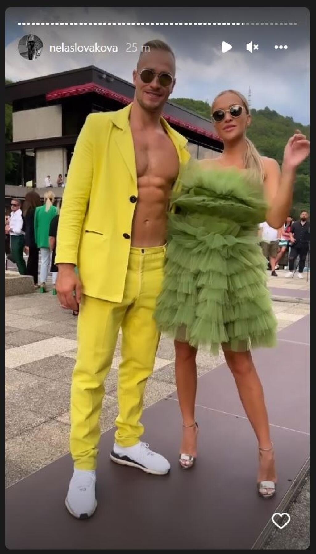 Nela si z kritiky ťažkú hlavu nerobila a na ďalší deň sa pochválila s ďalším extravagantným outfitom. Do netradičného kúsku navliekla aj svojho frajera Lukáša.