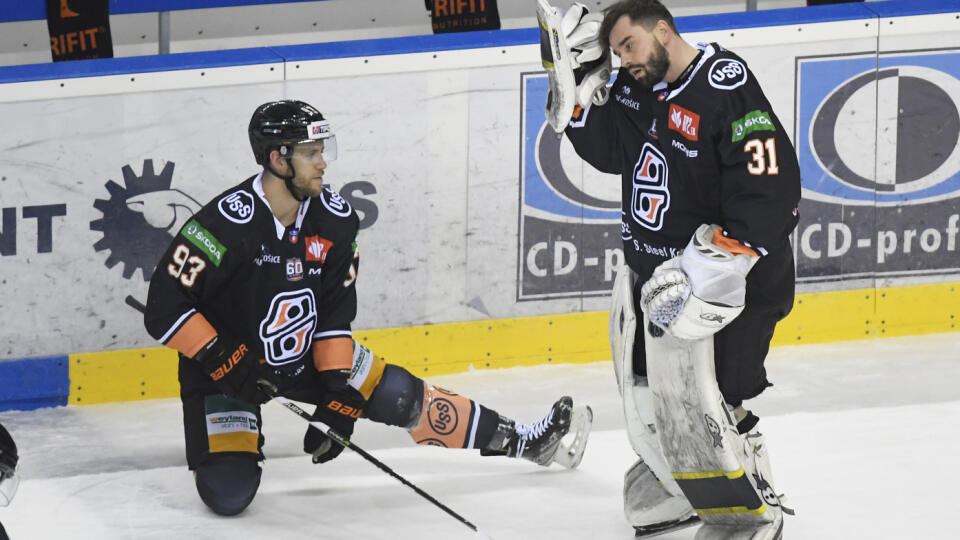 Na snímke vpravo brankárska výpomoc Tomáš Halász (Košice), vľavo jeho spoluhráč Jakub Linet pred zápasom 33. kola hokejovej Tipos extraligy HC Košice - HC‘05 Banská Bystrica 27. januára 2023 v Košiciach. FOTO TASR - František Iván