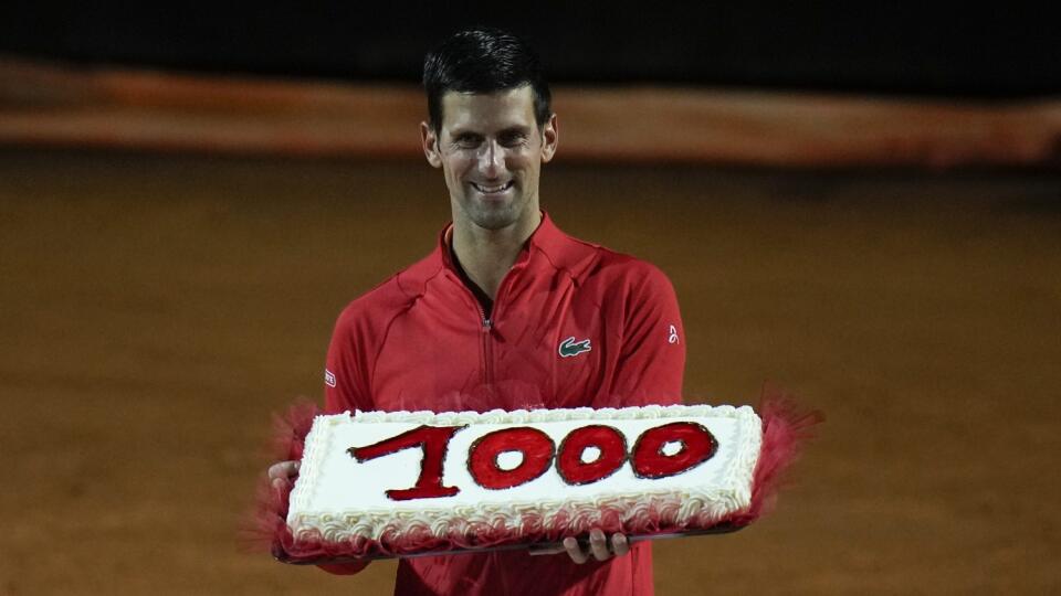 WA 70 Rím - Srbský tenista Novak Djokovič drží tortu s číslicou tisíc po výhre nad Nórom Casperom Ruudom v semifinále mužskej dvojhry na turnaji ATP Masters 1000 v Ríme v sobotu 14. mája 2022. Djokovič dosiahol svoje 1000. víťazstvo v kariére na okruhu ATP. Líder svetového rebríčka zdolal Ruuda v dvoch setoch 6:4 a 6:3. Vo finále sa stretne so štvrtým nasadeným Stefanosom Tsitsipasom z Grécka. FOTO TASR/AP
Serbia's Novak Djokovic holds a cake adorned with the number of his 1,000th tour-level w