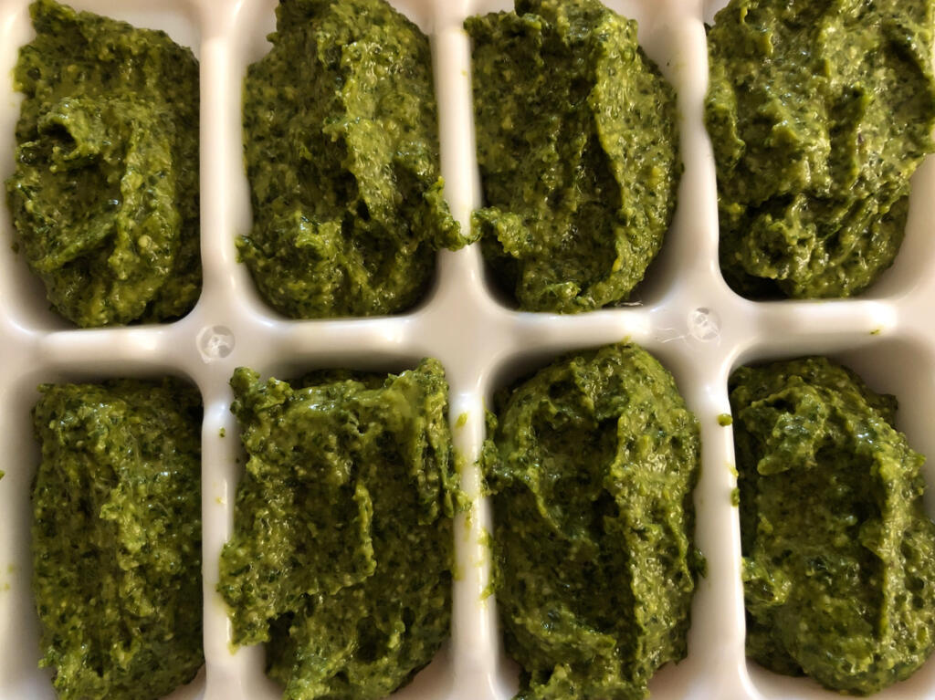 Pesto kocky. Hodí sa do každého ročného obdobia a jedla. Zmrazte pesto s trochou olivového oleja. Takéto ľadové pesto kocky môžete ľahko hodiť na panvicu spolu s kuracím mäsom, rybami alebo zeleninou. Dodajú jedlu ohromnú chuť.