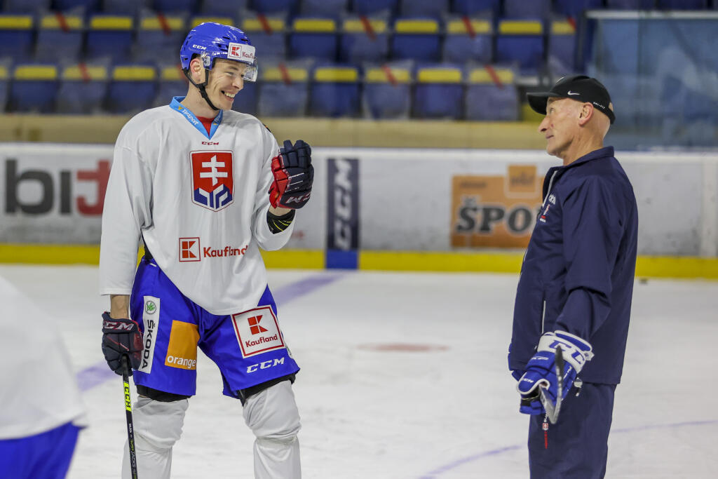 Na snímke zľava Marek Ďaloga a tréner Craig Ramsay počas prípravného kempu slovenskej hokejovej reprezentácie. V Piešťanoch 7. apríla 2021. FOTO TASR/SZĽH - Andrej Galica