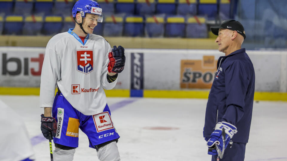 Na snímke zľava Marek Ďaloga a tréner Craig Ramsay počas prípravného kempu slovenskej hokejovej reprezentácie. V Piešťanoch 7. apríla 2021. FOTO TASR/SZĽH - Andrej Galica