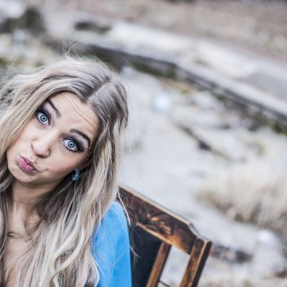 žena
