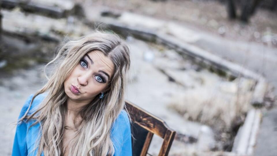 žena