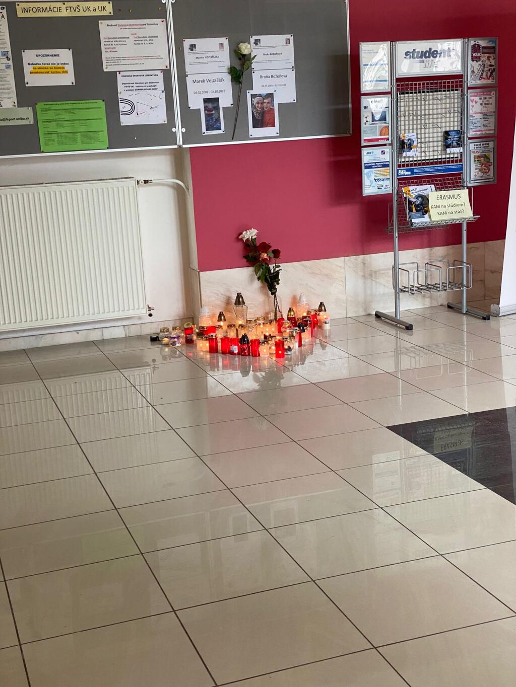 Spolužiaci a kamaráti si mladý pár uctili pietnym miesto na Fakulte telovýchovy a športu