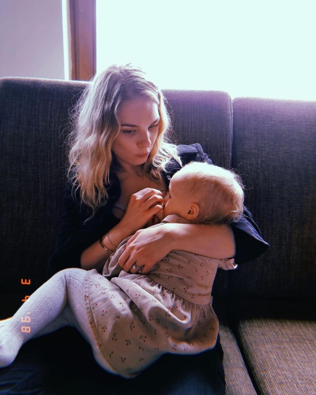 Veronika Cifrová Ostrihoňová s dcérkou.