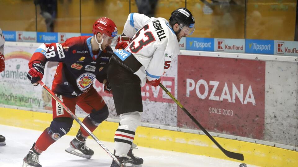 Na snímke zľava Samuel Petráš (Zvolen) a Jacob Cardwell (Banská Bystrica) počas zápasu 49. kola Tipsport Ligy HKM Zvolen – HC ´05 iClinic Banská Bystrica vo Zvolene 18. februára 2020. FOTO TASR - Ján Krošlák 