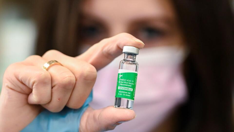 ampulka s vakcínou AstraZeneca