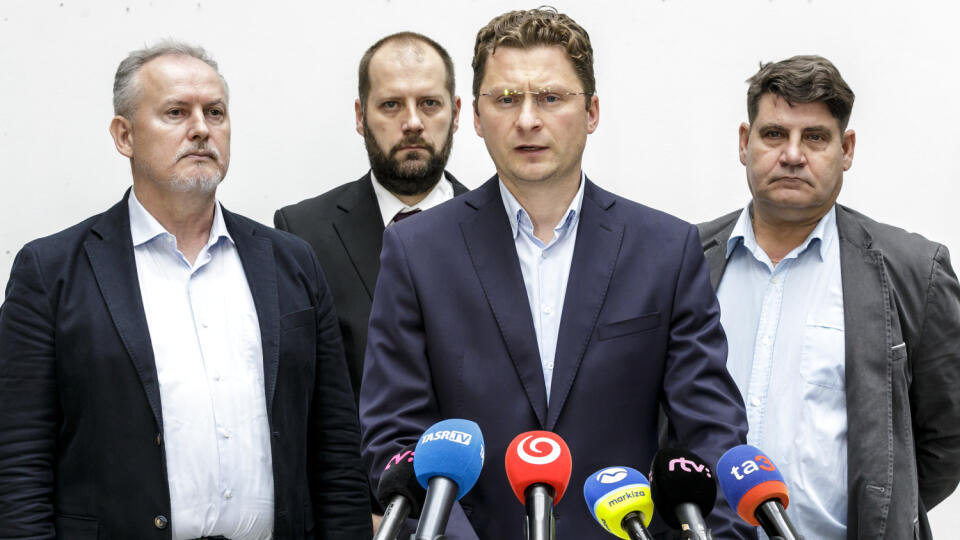 Na snímke zľava predseda Základnej odborovej organizácie Lekárskeho odborového združenia (LOZ) v Detskom kardiocentre – NÚSCH, a.s., Bratislava Ján Sýkora, podpredseda LOZ Miroslav Mendel, predseda LOZ Peter Visolajský a Zoltán Jány z LOZ Kramáre počas brífingu Lekárskeho odborového združenia po stretnutí s ministrom zdravotníctva SR Vladimírom Lengvarským v Bratislave v utorok 4. októbra 2022. FOTO TASR - Dano Veselský
