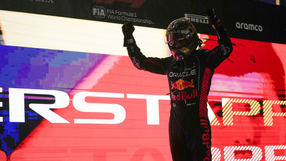 JB 92 Lusail - Holandský jazdec F1 Max Verstappen zo stajne Red Bull oslavuje po jeho víťazstve pretekov nedeľňajšej Veľkej ceny Kataru formuly 1 na okruhu v Lusail 8. októbra 2023. FOTO TASR/AP

Red Bull driver Max Verstappen of the Netherlands celebrates after winning the Qatar Formula One Grand Prix auto race at the Lusail International Circuit, in Lusail, Qatar, Sunday, Oct. 8, 2023. (AP Photo/Darko Bandic)