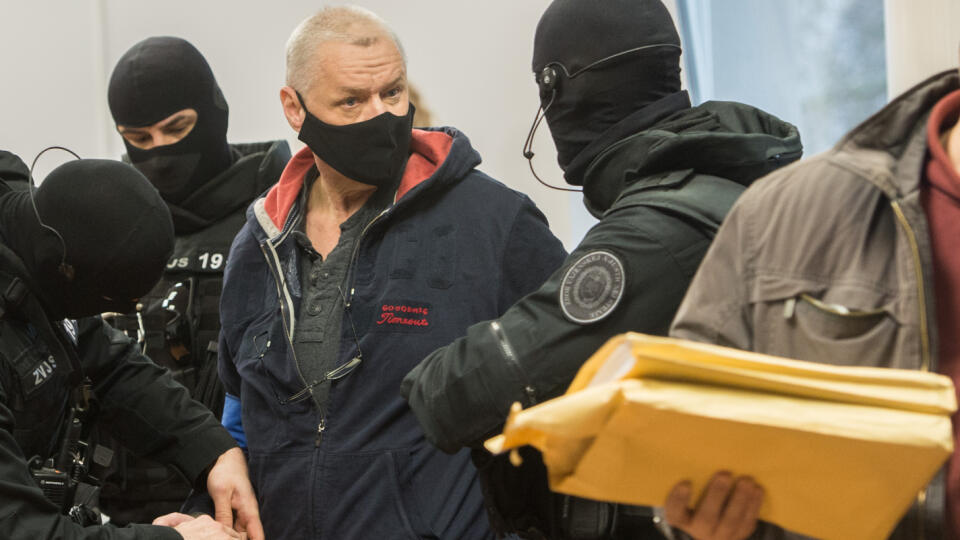 Pred senátom Špecializovaného trestného súdu (ŠTS) v Pezinku sa v pondelok 22. februára 2021 začalo hlavné pojednávanie s Lehelom H. označovaným za hrobára zločineckej skupiny dunajskostredského gangu sátorovcov. Obvinený je zo skutkov podporovania a zosnovania zločineckej skupiny, krádeže 45,5 milióna slovenských korún z bezpečnostnej schránky v Dunajskej Strede, jednej vraždy a štyroch úkladných vrážd. Medzi zavraždenými je aj bos skupiny sátorovcov Ľudovít Sátor, ku ktorej sa Lehel H. v roku