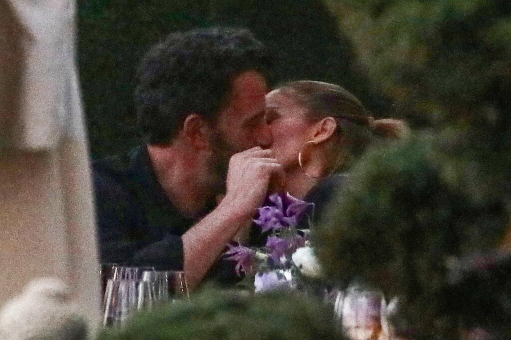 Počas romantickej večere v Malibu ich totiž nasnímali fotografi ako si priamo pri večeri prejavujú nežnosti, šepkajú do ucha, objímajú sa a vášnivo bozkávajú.