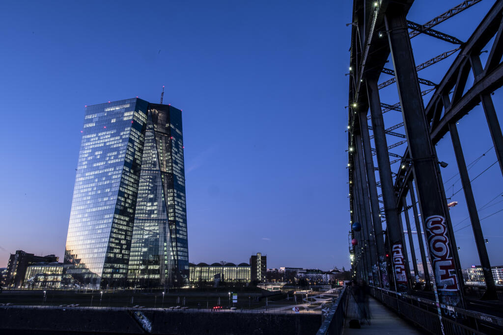 WA 13 archív Frankfurt - Na archívnej snímke z 21. januára 2020 rozsvietená budova Európskej centrálnej banky v nemeckom meste Frankfurt. Európska centrálna banka (ECB) síce nezmenila úrokové sadzby, ale prijala ďalšie monetárne stimuly. Rada guvernérov ECB vo štvrtok 30. apríla 2020 ponechala kľúčovú sadzbu na nule, depozitnú sadzbu na -0,50 % a sadzbu na jednodňové refinančné operácie na 0,25 %. FOTO TASR/DPA
ARCHIV - 21.01.2020, Hessen, Frankfurt/Main: Die Lichter in den Büros der Europäisc