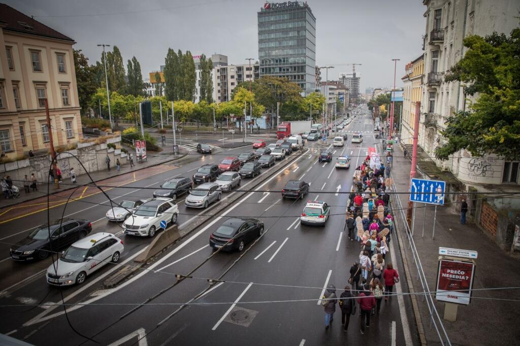 Účastníci pochodu za zodpovednosť, ktorý organizovala Iniciatíva slovenských učiteľov