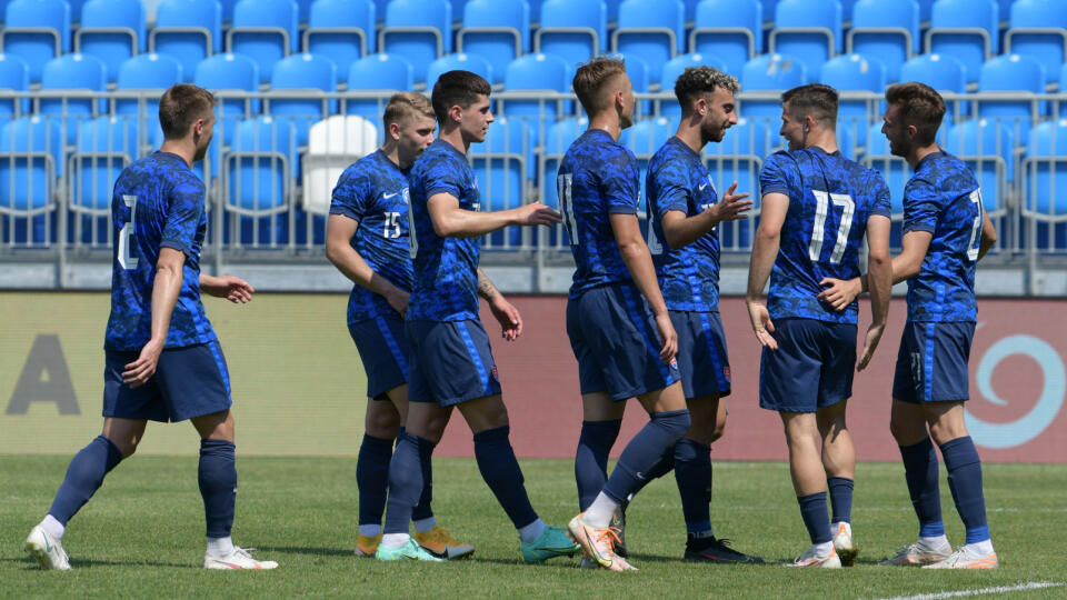 Radosť slovenských futbalových reprezentantov do 21 rokov po štvrtom góle v prípravnom zápase Slovensko21 - Fínsko21 v Nitre v utorok 8. júna 2021. FOTO TASR - Henrich Mišovič  