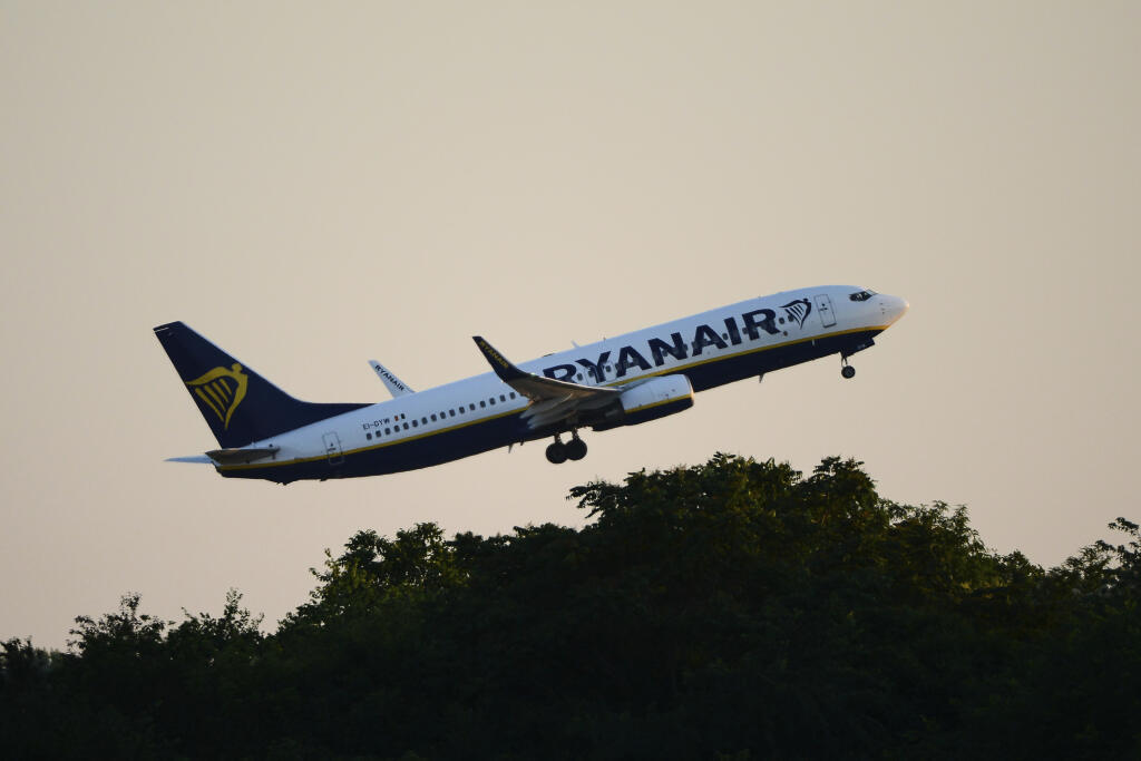 PK 29 archív Budapešť - Na archívnej snímke z 12. júna 2022 lietadlo spoločnosti Ryanair odlieta z letiska v Budapešti. Väčšina občanov Maďarska nesúhlasí s tým, aby mimoriadne zdanenie zavedené vládou preniesli letecké spoločnosti na pasažierov, a preto začali hromadne rušiť rezervácie leteniek nízkonákladovej leteckej spoločnosti Ryanair. FOTO TASR/AP

A Ryanair plane takes off from Budapest Airport, in Budapest, Hungary, Sunday, June 12, 2022. Hungary has placed price caps on fuel and some fo