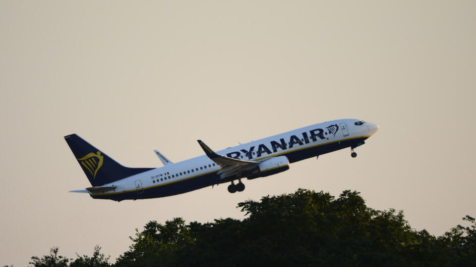 PK 29 archív Budapešť - Na archívnej snímke z 12. júna 2022 lietadlo spoločnosti Ryanair odlieta z letiska v Budapešti. Väčšina občanov Maďarska nesúhlasí s tým, aby mimoriadne zdanenie zavedené vládou preniesli letecké spoločnosti na pasažierov, a preto začali hromadne rušiť rezervácie leteniek nízkonákladovej leteckej spoločnosti Ryanair. FOTO TASR/AP
A Ryanair plane takes off from Budapest Airport, in Budapest, Hungary, Sunday, June 12, 2022. Hungary has placed price caps on fuel and some fo