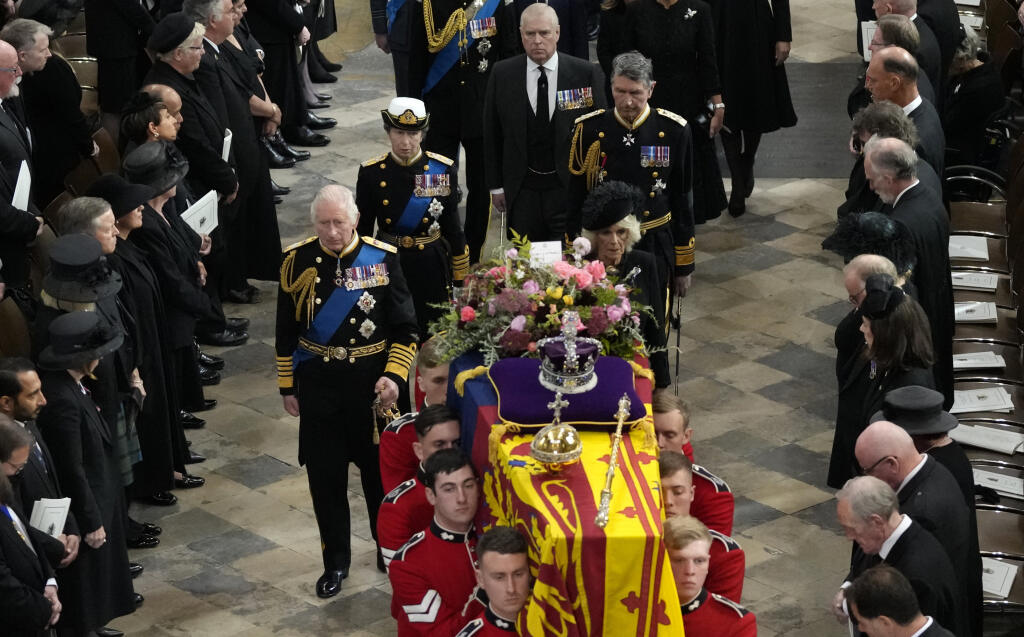 Britský kráľ Karol III., britská kráľovná manželka Kamila, princezná Anna, jej manžel Tim Laurence a princ Andrew kráčajú za rakvou s pozostatkami zosnulej britskej kráľovnej Alžbety II., ktorá opúšťa po skončení štátneho pohrebu Westminsterské opátstvo v Londýne v pondelok 19. septembra 2022. Štátny pohreb panovníčky sa začal v pondelok o 11.00 h (12.00 SELČ).