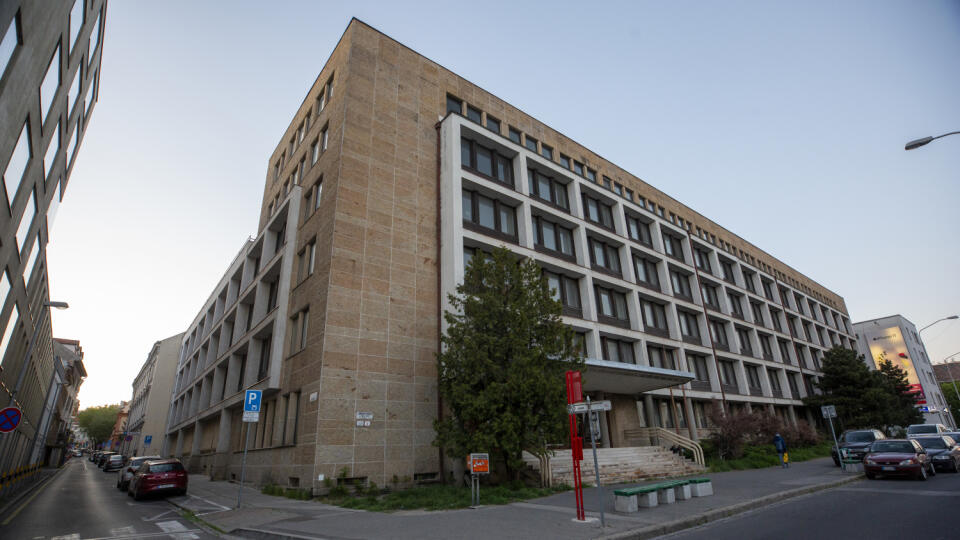 Dielo arhitekta Eugena Kramára
Na obr. Budova bývaleho lesníckeho domu, neskôr Krajský úrad, t.č. opustená budova