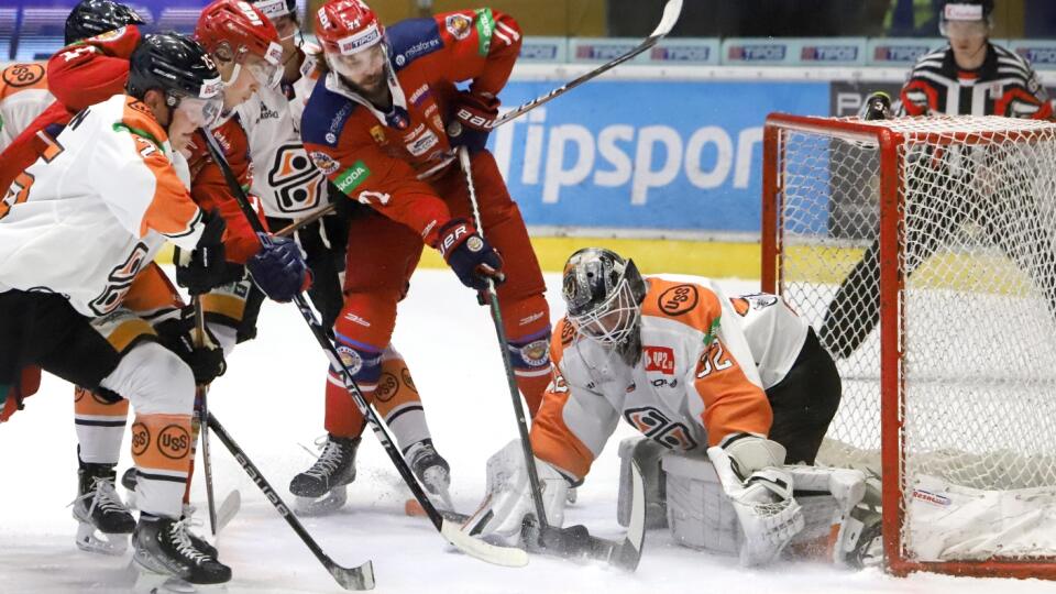 Na snímke situácia pred košickou bránkou, vpravo brankár Jaroslav Janus (Košice) v zápase 27. kola Tipos extraligy v hokeji HKM Zvolen - HC Košice vo Zvolene 8. januára 2023. FOTO TASR - Ján Krošlák