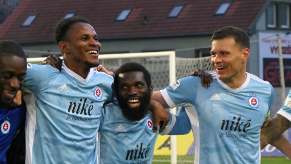 Na snímke radosť hráčov Slovanu po zisku rekordného dvanásteho titulu po zápase 6. kola nadstavbovej skupiny o titul Fortuna ligy MFK Ružomberok - ŠK Slovan Bratislava na futbalovom štadióne v Ružomberku dňa 15. apríla 2022. FOTO TASR - Erika Ďurčová