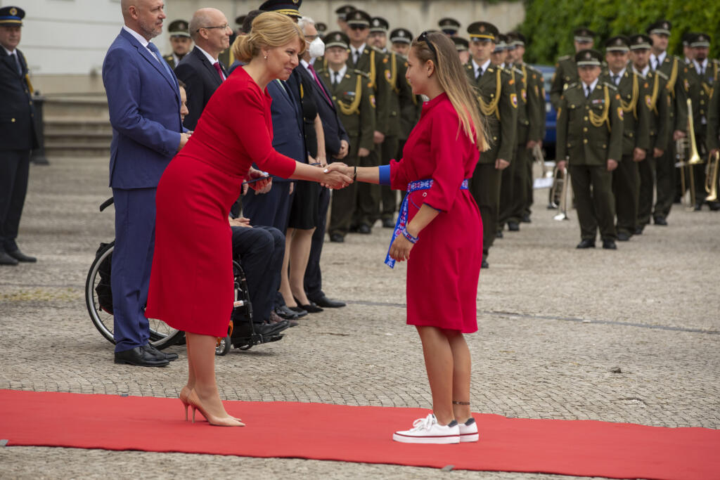 Lukostrelkyňa Denisa Baránková pri preberaní dekrétu.