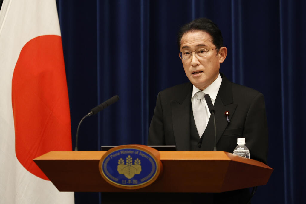 JB 32 Tokio - Japonský premiér Fumio Kišida rozpráva počas tlačovej konferencie v Tokiu 10. augusta 2022 po tom, ako uskutočnil zmeny vo svojom vládnom kabinete. Kišidova vládnuca Liberálnodemokratická strana (LDP) zvíťazila 10. júla vo voľbách do hornej komory parlamentu. Niekoľko dní predtým pri atentáte prišiel o život niekdajší japonský premiér Šinzó Abe, ktorý bol tiež členom LDP. Novým ministrom obrany sa stal Jasukazu Hamada, ktorý tento post zastával aj v rokoch 2008–09. V úrade nahradil