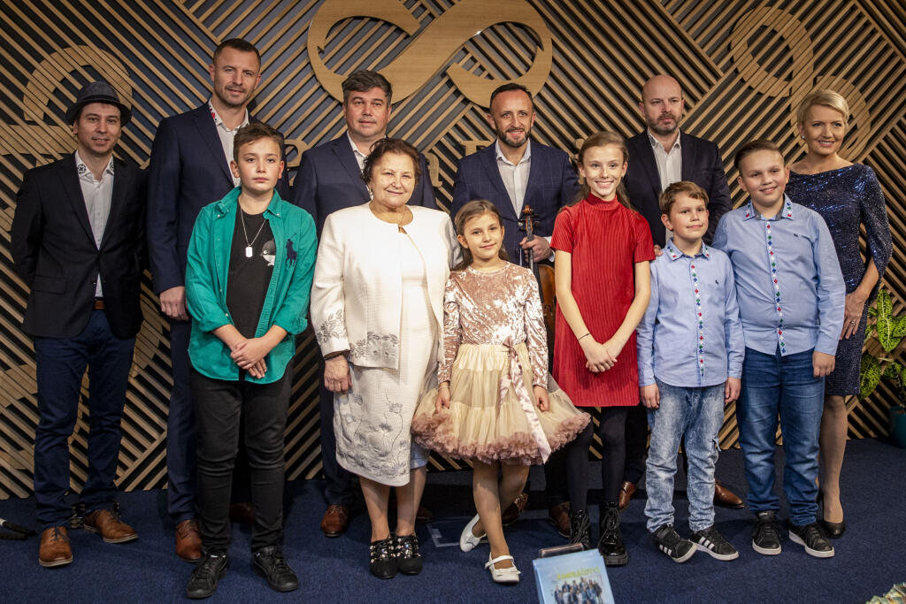 Krst nového CD Kandráčovci - Pod Tatrami spí Ježiško a CD Malí Kandráčovci sa uskutočnil v Bratislavskom kníhkupectve. Na snímke je Ondrej Kandráč a Aneta Parišková.