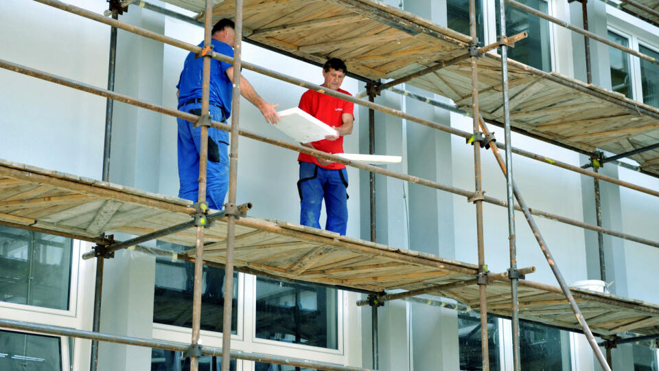 Na snímke práce na Strednej priemyselnej škole stavebnej v Žiline, kde sa vymieňajú okná a budova sa zatepľuje.
FOTO TASR - Pavol Ďurčo , 31. júl 2012 *** Local Caption *** zateplená školská budova stavby modernizovanie modernizácia oprava obnova invetície obnoviteľné zdroje energetika ekonomika školské prázdniny výmena plastové okná