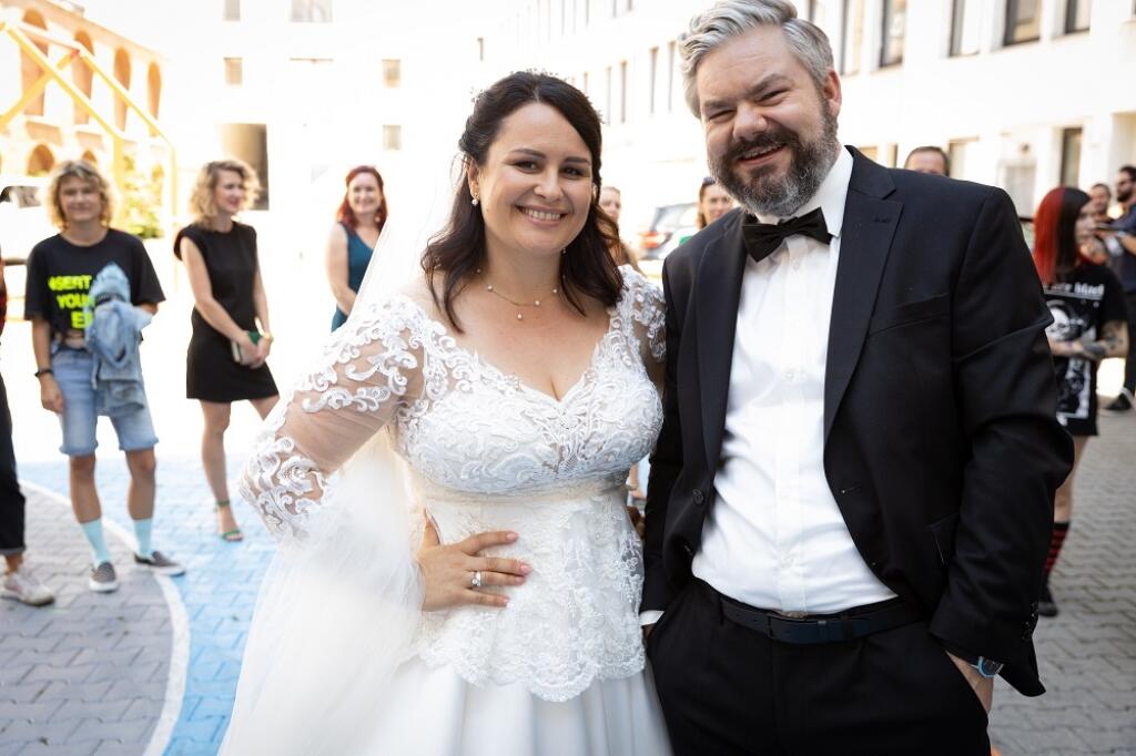 Petra ako nevesta, ktorá sa vydáva za profesora, ktorého hrá Samo Trnka.