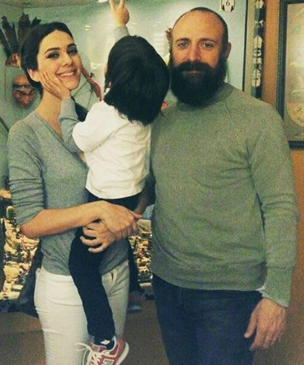 Onur so svojimi pokladmi - manželkou Šeherezádou a synom Alim.