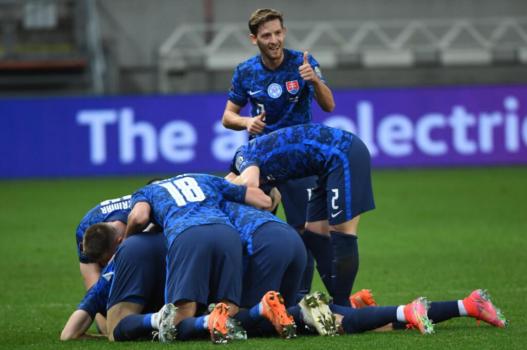 Slovensko kleslo v stredajšom vydaní rebríčka Medzinárodnej futbalovej federácie (FIFA) z 34. na 36. priečku.