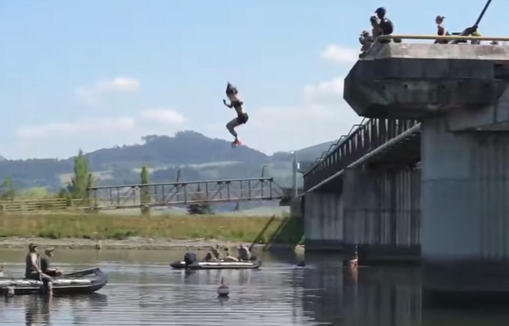 Petra si vyskúšala aj adrenalín v podobe skoku z mosta.