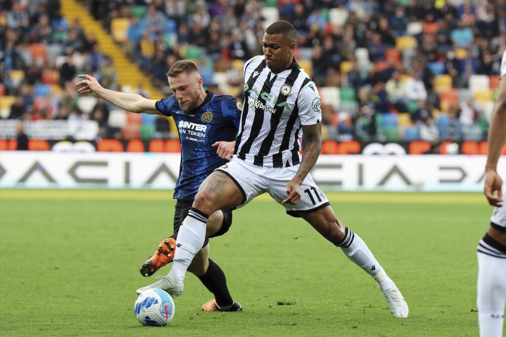 Slovenský hráč Interu Miláno Milan Škriniar (vľavo) bojuje o loptu s Walaceom z Udinese vo futbalovom zápase talianskej ligy Serie A FC Udinese - Inter Miláno v Udine 1. mája 2022.