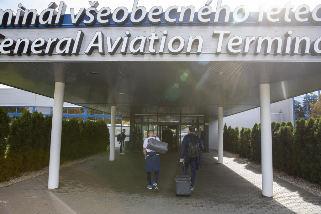 Po výmene takmer celého vedenia klubu mnohí očakávali, že novici v štruktúrach Slovana Bratislava ako Róbert Vittek či Róbert Tomaschek dorazia na letisko s hráčmi. To sa však nestalo.