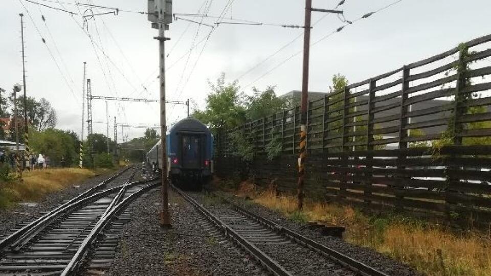 Polícia aktuálne vykonáva neďaleko Železničnej stanice v Malackách potrebné úkony v súvislosti so zrážkou vlaku a 52-ročného muža. Ten utrpel zranenia nezlučiteľné so životom.