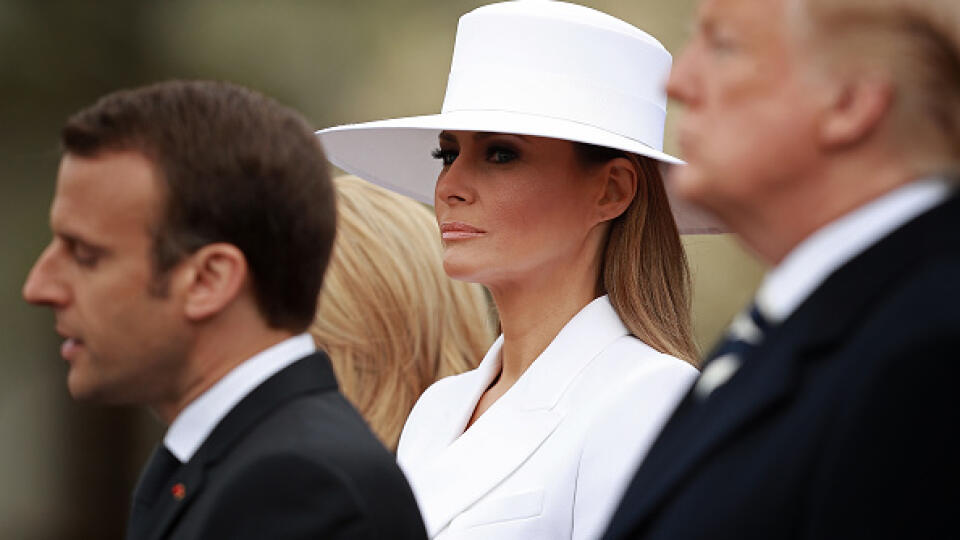 Počas návštevy francúzskeho prezidenta Melania odhalila viac, než by chcela.