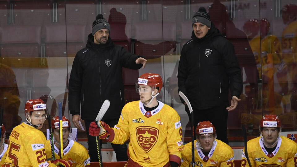 Na snímke hore trénerská dvojica HK Dukla Trenčín Ján Pardavý (vľavo) a Branko Radivojevič na striedačke v dohrávke 8. kola Tipos extraligy v hokeji HK Dukla Trenčín - HC Košice v Trenčíne 26. januára 2021. FOTO TASR - Radovan Stoklasa