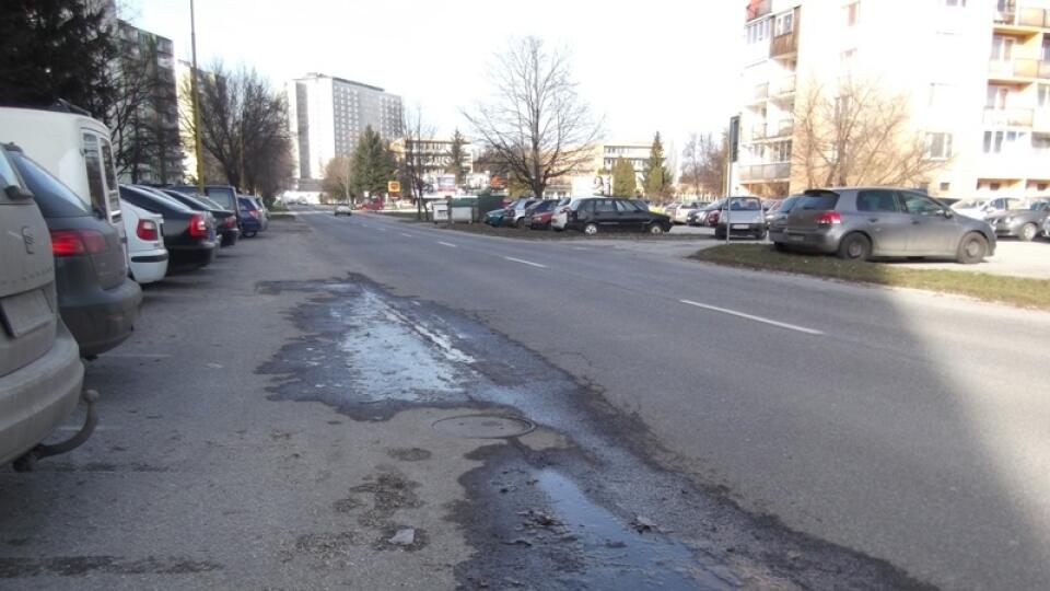 Ujde sa aj na cesty: Niektoré už opravu potrebujú.