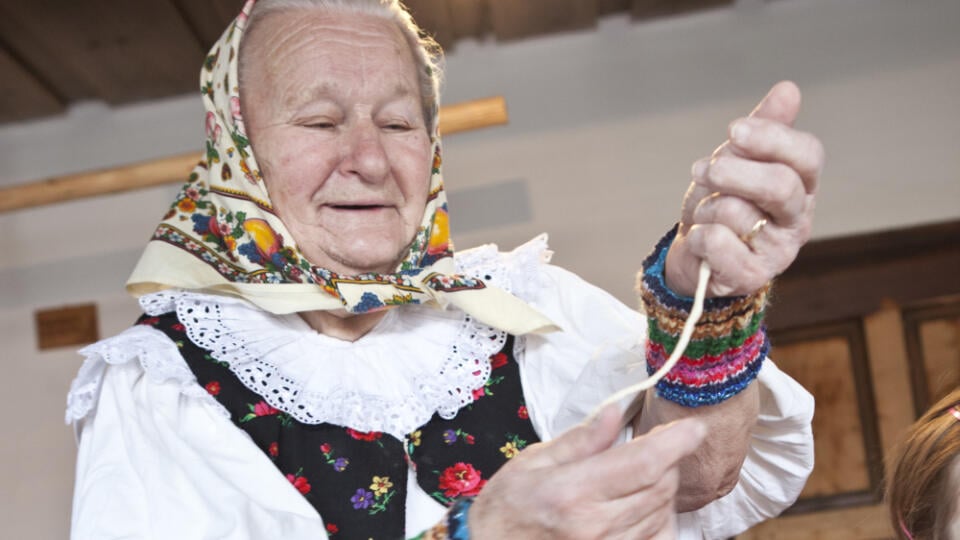 Teta Paluška z Liptova pri príprave úžasných šúľok s deťmi.