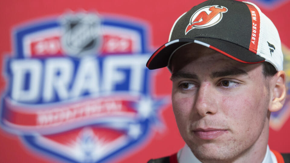 EBE 7 Montreal - Na snímke slovenský hokejový obranca Šimon Nemec na tlačovej konferencii po tom, ako sa prekvapujúco stal draftovou dvojkou v zámorskej NHL. V piatok 8. júla 2022 v noci si ho hneď po krajanovi Jurajovi Slafkovskom vybralo z 2. miesta New Jersey Devils. FOTO TASR/AP
Simon Nemec, of Slovakia, speaks during a news conference after being selected as the second overall pick by the New Jersey Devils during the NHL hockey draft in Montreal on Thursday, July 7, 2022. (Graham Hughes/Th
